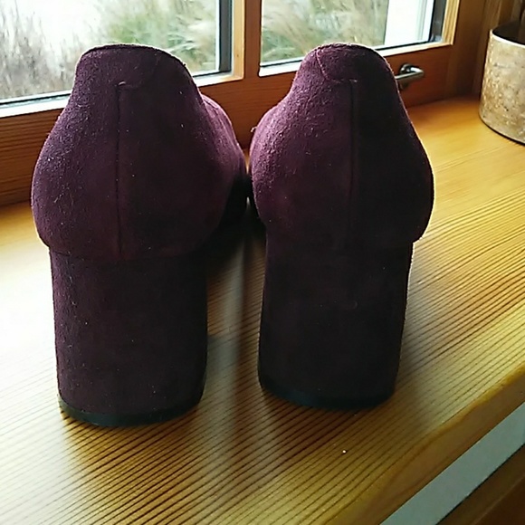 LORD & TAYLOR SUEDE HEELS! - Picture 6 of 8
